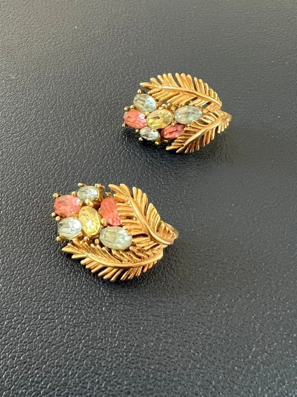 SCARCE 1950'S CROWN TRIFARI GOLD TONE Fruit Salad Clip on earrings - Picture 3 of 6